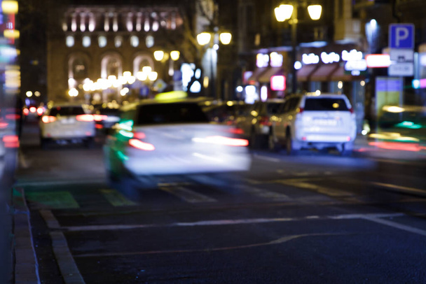 Coches de tráfico nocturno en carretera por la noche en la ciudad concurrida vista urbana
. - Foto, Imagen