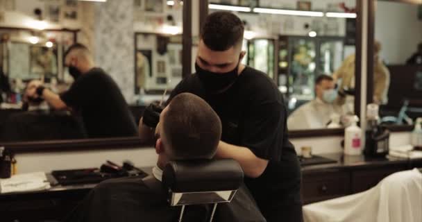 The master makes the contour of the haircut.  - Πλάνα, βίντεο
