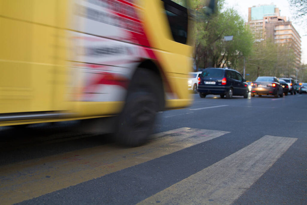 Žlutá Veřejný autobus cestování na silnici - Fotografie, Obrázek