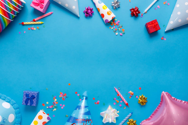 flatlay Birthday party card on a blue background. with copy space for text. - 写真・画像
