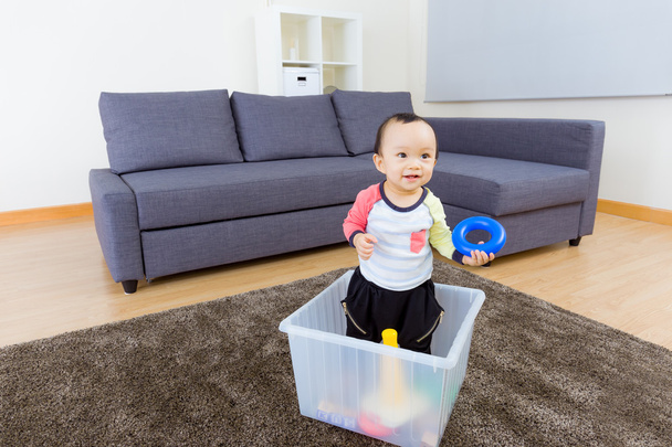Азіатський хлопчика, граючи у себе вдома - Фото, зображення