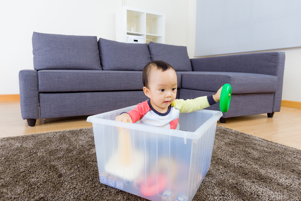 ázsiai baby fiú játszik a nappali - Fotó, kép