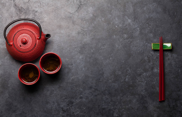 Japanilainen tee ja syömäpuikot kivipöydällä. Aasialaista ruokaa. Top View tasainen makasi kopioi tilaa
 - Valokuva, kuva