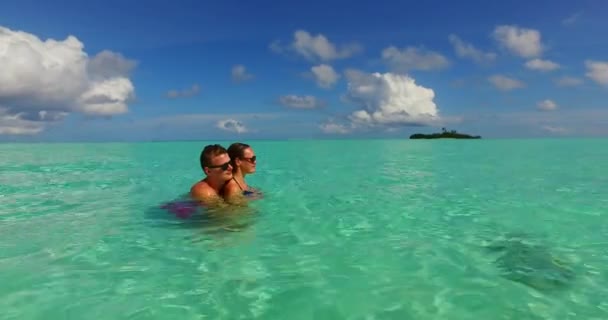 Boldog pár pihennek a trópusi strandon Kubában. Utazási koncepció - Felvétel, videó