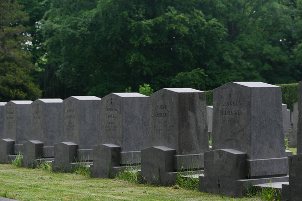 Sépultures de guerre des soldats de la Première et de la Seconde Guerre mondiale au cimetière militaire allié à Bruxelles, en Belgique, le 13 mai 2020
. - Photo, image