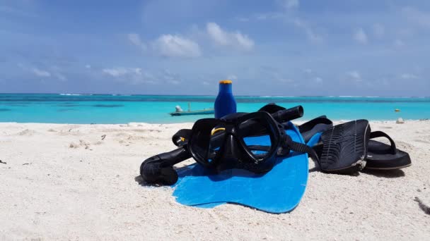 Zapatillas con máscara y loción en la playa. Relájese en verano en Bali. - Imágenes, Vídeo