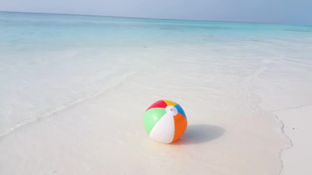 Aufblasbares Ballspielzeug am leeren Strand. Sonnige Natur von Barbados, Karibik.  - Filmmaterial, Video