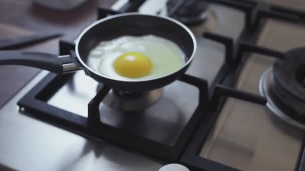 Μαγειρεύοντας αυγά σε ένα τηγάνι. - Πλάνα, βίντεο