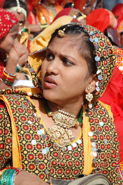 Young indian woman preparing to dance perfomance at camel festival in Pushkar,India - Foto, Bild