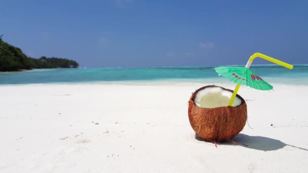 Κοκτέιλ καρύδας με καλαμάκι στην παραλία. σκηνή διακοπών στην Ταϊλάνδη, Ασία.  - Πλάνα, βίντεο