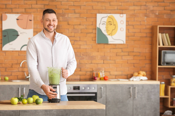 Man making healthy smoothie at home - Foto, imagen