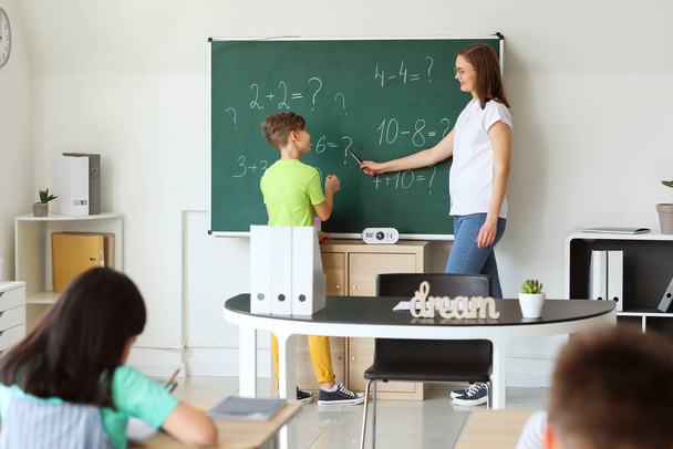 Παιδιά κατά τη διάρκεια του μαθήματος μαθηματικών στην τάξη - Φωτογραφία, εικόνα