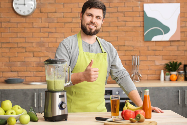 Man making healthy smoothie at home - Foto, afbeelding