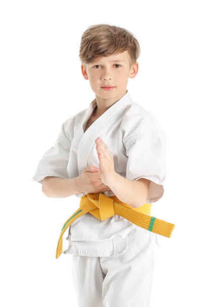 Menino em karategi no fundo branco
 - Foto, Imagem