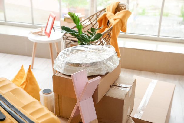 Caixas de papelão com pertences em novo apartamento no dia em movimento
 - Foto, Imagem