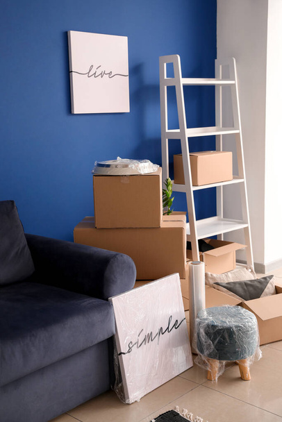 Caixas de papelão com pertences em novo apartamento no dia em movimento
 - Foto, Imagem