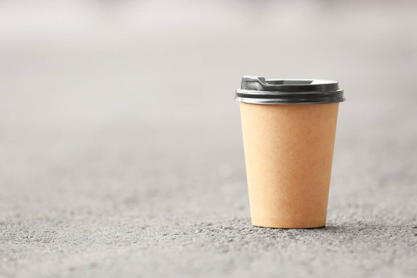 Elvitelre szolgáló csésze ital a szabadban - Fotó, kép