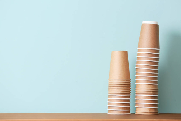 Muchas tazas para llevar para beber en la mesa contra el fondo de color
 - Foto, Imagen