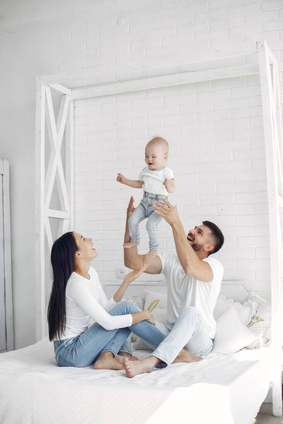Beautiful family spend time in a bathroom - Foto, afbeelding