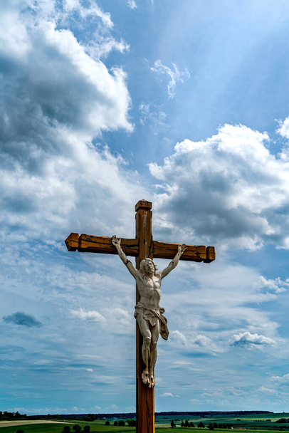 十字架の概念:木製の十字架上のイエス・キリスト雲と劇的な空の背景 - 写真・画像