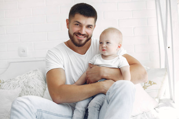Father and little son have fun at home - Foto, Bild