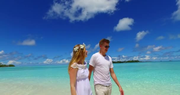 feliz casal acordando na praia tropical - Filmagem, Vídeo