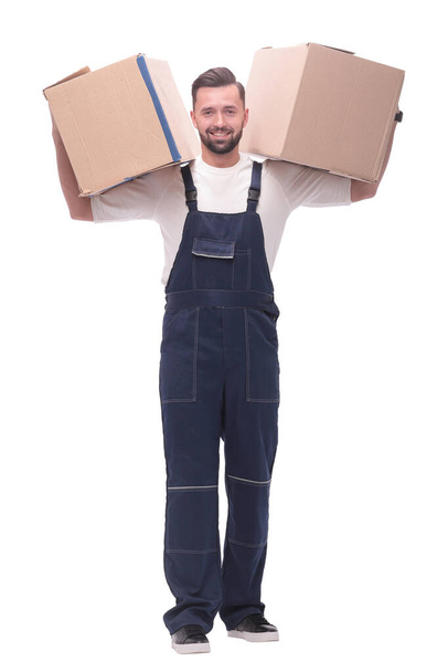 in full growth. a smiling man with cardboard boxes on his shoulders - Foto, Bild