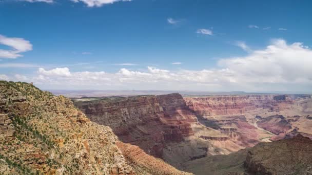 Grand Canyon, USA bokrokkal és fűvel egy napos napon - Felvétel, videó