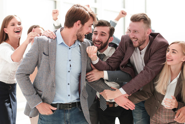 boldog üzleti csapat tapsol a vezetője egy sikeres projekt - Fotó, kép