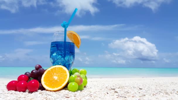 Φρούτα με ποτό στην ακτή. Καλοκαίρι τροπική σκηνή στη Δομινικανή Δημοκρατία, Καραϊβική.   - Πλάνα, βίντεο