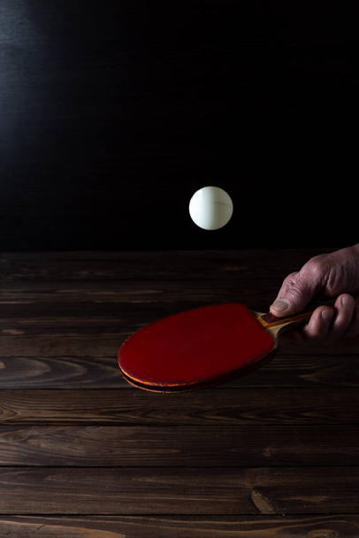 Bouge pas. moment de jeu de ping-pong. boule s'envole sur une raquette
. - Photo, image