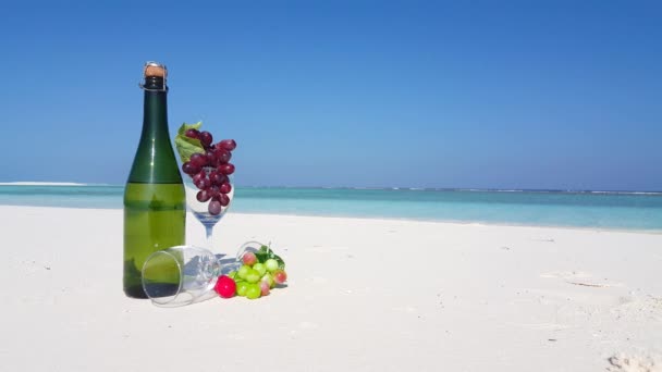 Šampaňské s brýlemi a hrozny na pláži. Mořská relaxace na Bali.  - Záběry, video