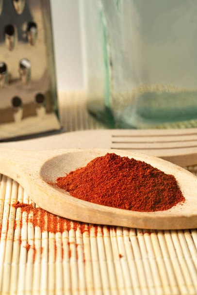 pimentón en polvo en una cuchara de madera ingrediente alimenticio mediterráneo
 - Foto, Imagen