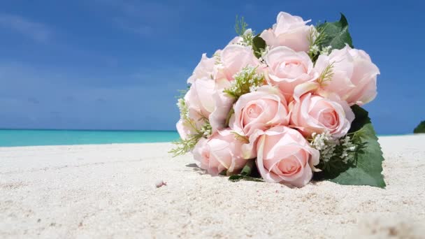 Bouquet da sposa sulla costa. Natura idilliaca dell'Indonesia. - Filmati, video