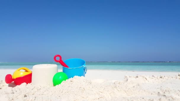 Plastic emmers met schoppen op het strand. Reizen naar Indonesië. - Video