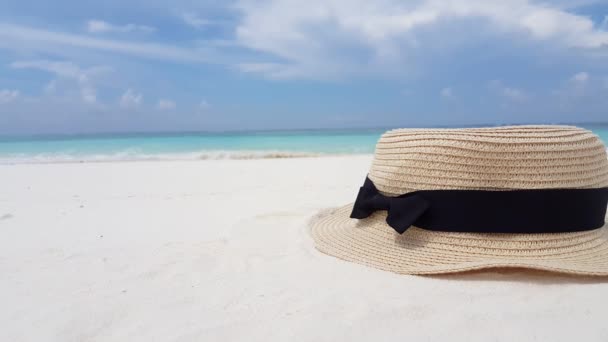 Ψάθινο καπέλο στην παραλία. Εξωτικός χαρακτήρας της Δομινικανής Δημοκρατίας, Καραϊβικής.  - Πλάνα, βίντεο