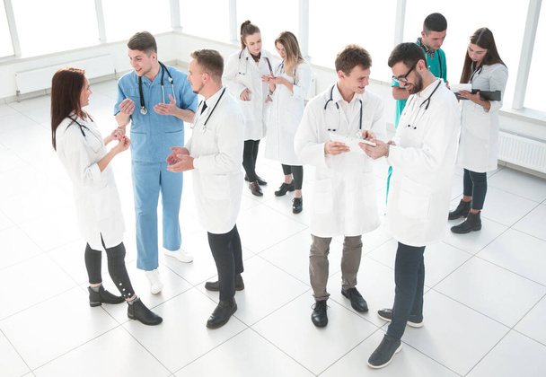 grupo de personal médico que discute documentos comerciales
 - Foto, imagen