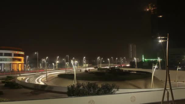 Trafic se déplaçant dans le passage souterrain près de Bahria Icon Tower Vue sur la mer Karachi, Pakistan 15 01 2018 - Repère de Karachi - Long laps de temps d'exposition 4K
 - Séquence, vidéo