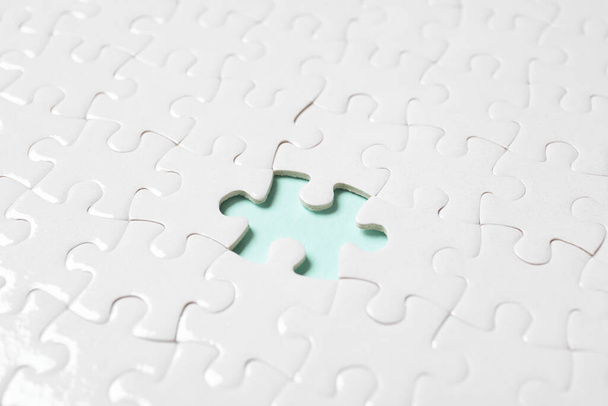 Bianco puzzle bianco con pezzo mancante su sfondo azzurro
 - Foto, immagini