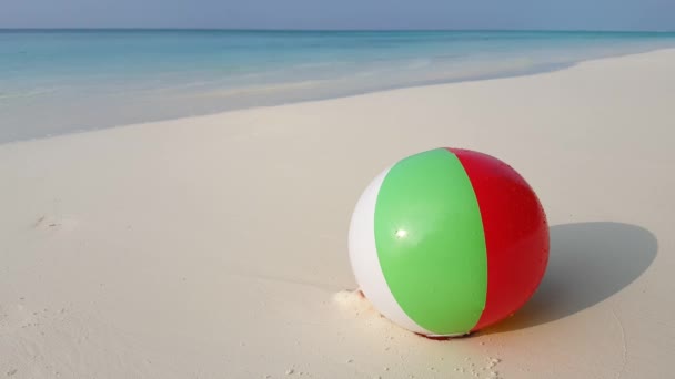Felfújható labda a strandon. Bali idilli jellege, Indonézia. - Felvétel, videó
