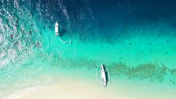 vue aérienne sur les vagues océaniques et les bateaux - Séquence, vidéo