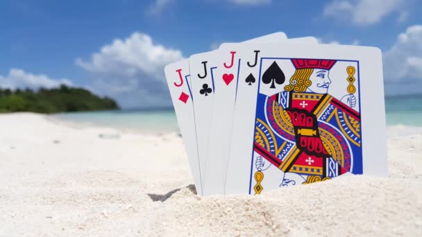 Jugando a las cartas en la orilla. Disfrutando de vacaciones tropicales en Bali, Indonesia. - Metraje, vídeo