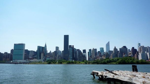 A breathtaking scenery of New York City under a blue sky viewed from State Park - Φωτογραφία, εικόνα