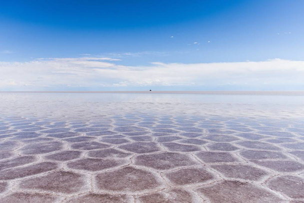 La textura de arena visible bajo el mar cristalino y el cielo en el fondo. - Foto, Imagen