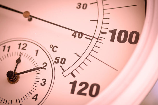 Кольоровий круглий термометр, що показує понад 100 градусів
 - Фото, зображення