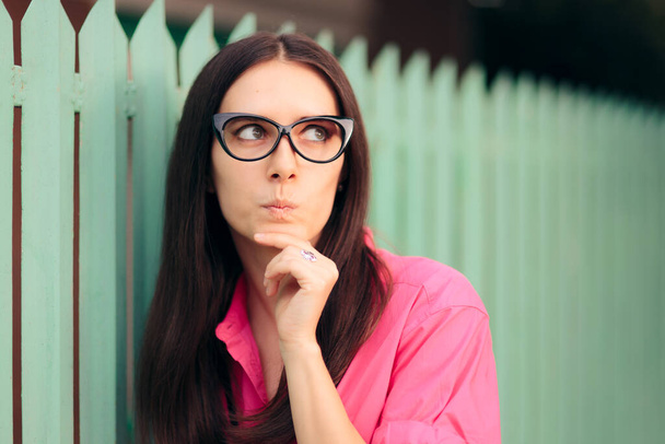Vtipné nošení retro brýle dívka myšlení  - Fotografie, Obrázek