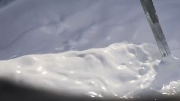 Makro strzał mieszania białej farby przez wiertarkę w wiadrze - Materiał filmowy, wideo