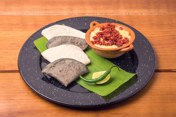 Geleneksel Meksika yemekleri eritilmiş peynirli chistorra ve mısır tortillası. - Fotoğraf, Görsel