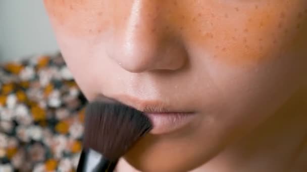 Επαγγελματική make-up καλλιτέχνης κάνει μακιγιάζ της Ασίας κορίτσι για μάγουλο Ασιατική γυναίκα με ένα ειδικό πινέλο - Πλάνα, βίντεο