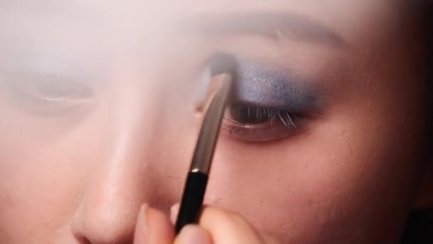 Profesionální make-up umělec dělá oční make-up korejské dívky asijské ženy se speciálním štětcem - Záběry, video